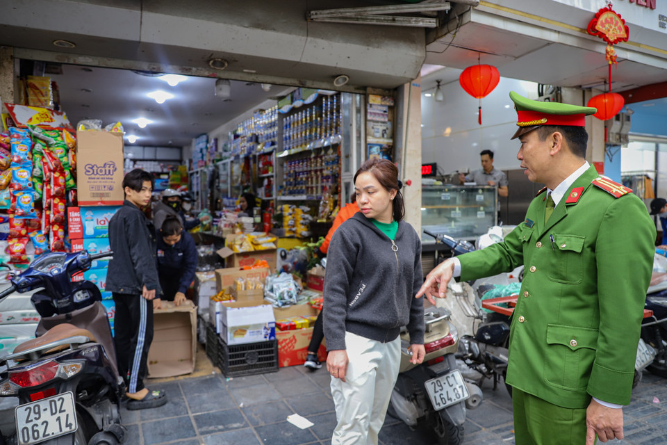 Lực lượng chức năng tại phường Phạm Đình Hổ tuyên truyền, nhắc nhở người dân. (Ảnh: Hoài Nam/Vietnam+)