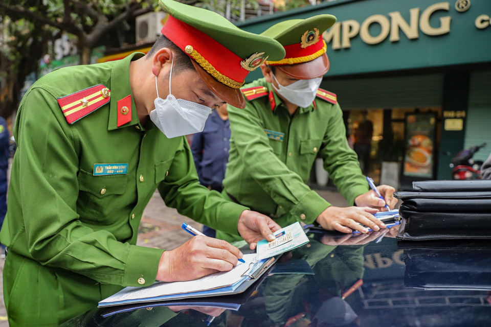 Công an phường đã xử lý 20 trường hợp xe ô tô dừng đỗ sai quy định, 32 trường hợp về trật tự như hàng rong, chợ cóc, 15 trường hợp xe máy đỗ sai quy định. (Ảnh: Hoài Nam/Vietnam+)