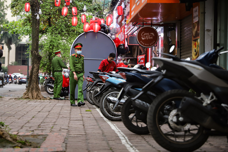 Các hàng quán đã để xe đúng quy định, không vượt quá vạch sơn cho phép trên khu vực vỉa hè. (Ảnh: Hoài Nam/Vietnam+)
