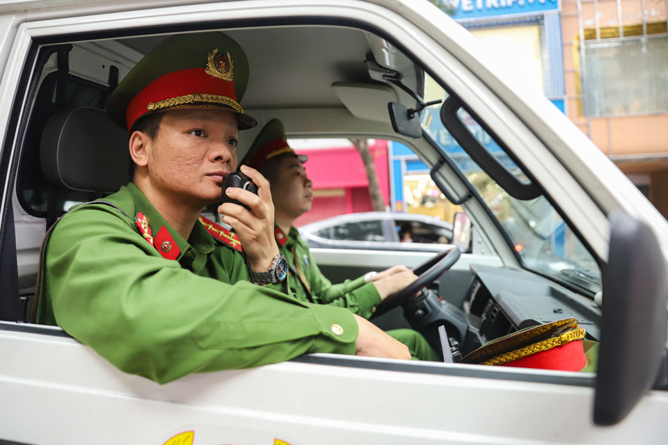 Các xe chuyên dụng của công an phường thường xuyên tuần tra, tuyên truyền và nhắc nhở người dân thực hiện đúng quy định, không lấn chiếm vỉa hè. (Ảnh: Hoài Nam/Vietnam+)