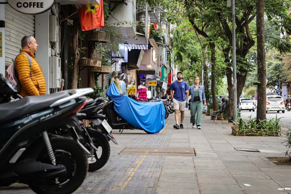 Khách du lịch, người đi bộ đã có không gian để đi lại thay vì phải đi dưới lòng đường như trước. (Ảnh: Hoài Nam/Vietnam+)