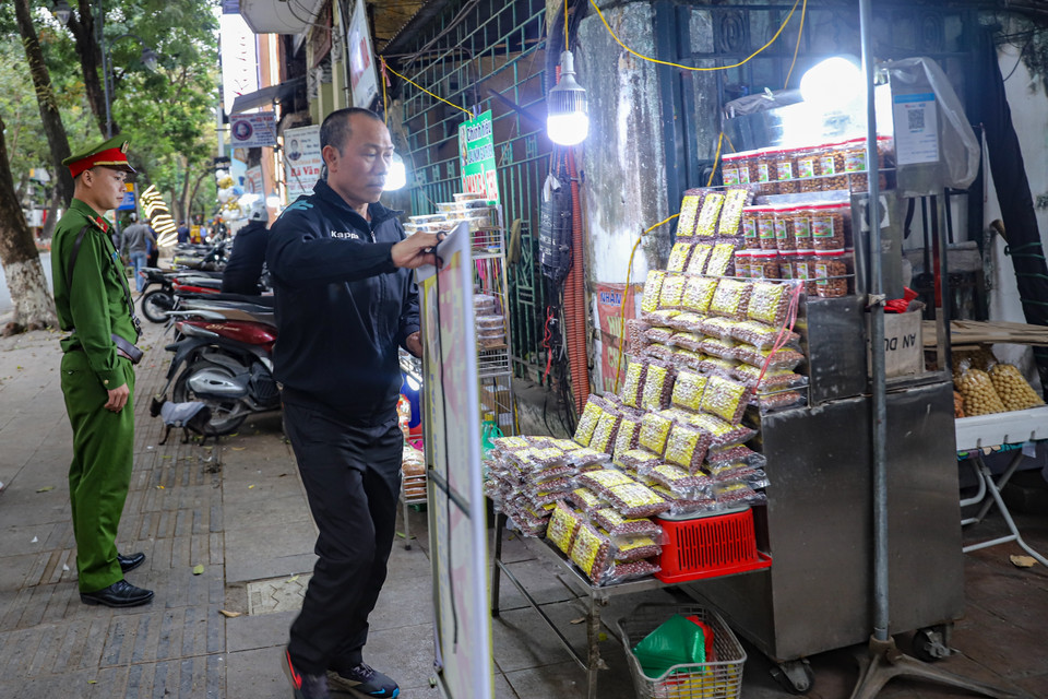 Giai đoạn 2 của chiến dịch là tập trung kiểm tra, xử lý vi phạm theo hình thức ‘cuốn chiếu’ làm từng tuyến phố, từng khu vực và không bỏ sót vi phạm. (Ảnh: Hoài Nam/Vietnam+)