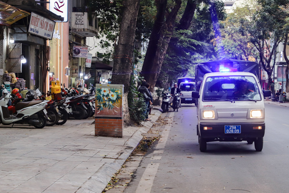 Giai đoạn 3 của chiến dịch giành lại vỉa hè là thực hiện và duy trì hiệu quả các biện pháp tuyên truyền; kiểm tra và xử lý vi phạm theo chức năng và nhiệm vụ, thực hiện từ ngày 1/4/2023 - 1/11/2023. (Ảnh: Hoài Nam/Vietnam+)