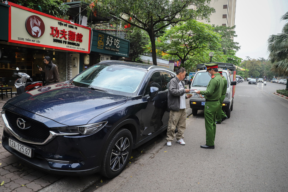 Bước sang giai đoạn 2, từ ngày 1/3/2023, chính quyền phối hợp với công an trên địa bàn thành phố đã ra quân tổng kiểm tra xử lý các trường hợp vẫn cố tình vi phạm lấn chiếm vỉa hè, lòng đường. (Ảnh: Hoài Nam/Vietnam+)
