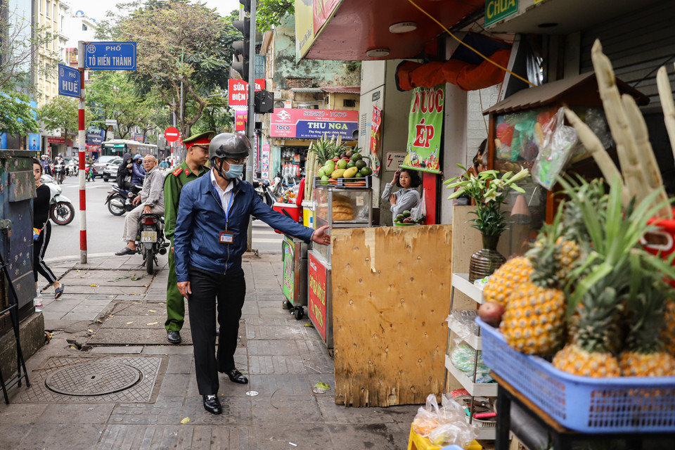Tại phường Nguyễn Du (Hai Bà Trưng, Hà Nội), Phó chủ tịch Ủy ban Nhân dân phường Nghiêm Hải Thịnh cùng lực lượng công an vừa kết hợp tuyên truyền vừa mạnh tay xử lý các trường hợp vi phạm. (Ảnh: Hoài Nam/Vietnam+)
