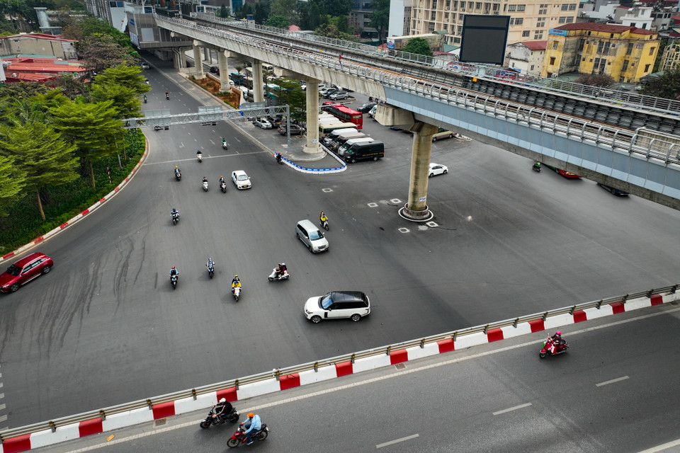 Sở Giao thông vận tải Hà Nội vừa đề xuất thành phố bổ sung danh mục một số dự án vào danh mục kế hoạch đầu tư công giai đoạn 2021-2025 để triển khai ngay công tác chuẩn bị đầu tư; trong đó có dự án Vành đai 2 nối Ngã Tư Sở đến Cầu Giấy. (Ảnh: PV/Vietnam+)