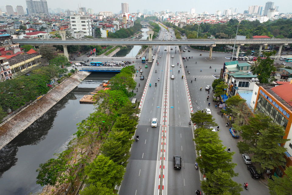 Dự án đầu tư cải tạo, mở rộng Vành đai 2 trên cao và dưới thấp (đoạn Ngã Tư Sở - Cầu Giấy) có quy mô mặt cắt rộng 53,5m, dài 3,44km, tổng mức đầu tư dự kiến 8.500 tỷ đồng. (Ảnh: PV/Vietnam+)