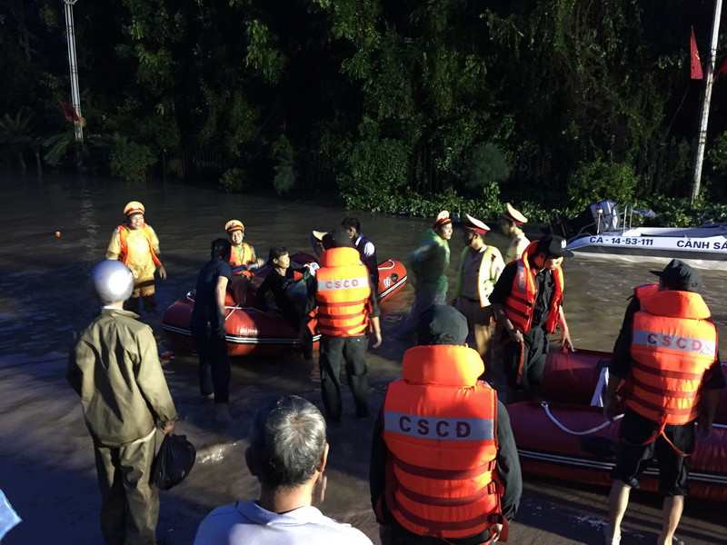 Các cơ quan ban ngành, trong đó có công an, đã nỗ lực hết sức mình giúp đỡ nhân dân khắc phục hậu quả,.