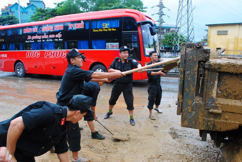 Trong những ngày mưa lũ lịch sử vừa qua (từ 26/7-31/7) xảy ra trên địa bàn tỉnh Quảng Ninh, toàn bộ lực lượng chiến sỹ thuộc Tiểu đoàn Cảnh sát cơ động, Phòng Cảnh sát bảo vệ, cơ động (Công an tỉnh Quảng Ninh) đã không quản ngày đêm, mưa gió, chủ động sát cánh cùng người dân đồng loạt ra quân đến các điểm nóng ngập lụt sâu tại khu vực Hạ Long – Cẩm Phả để giúp nhân dân khắc phục hậu quả mưa lũ.