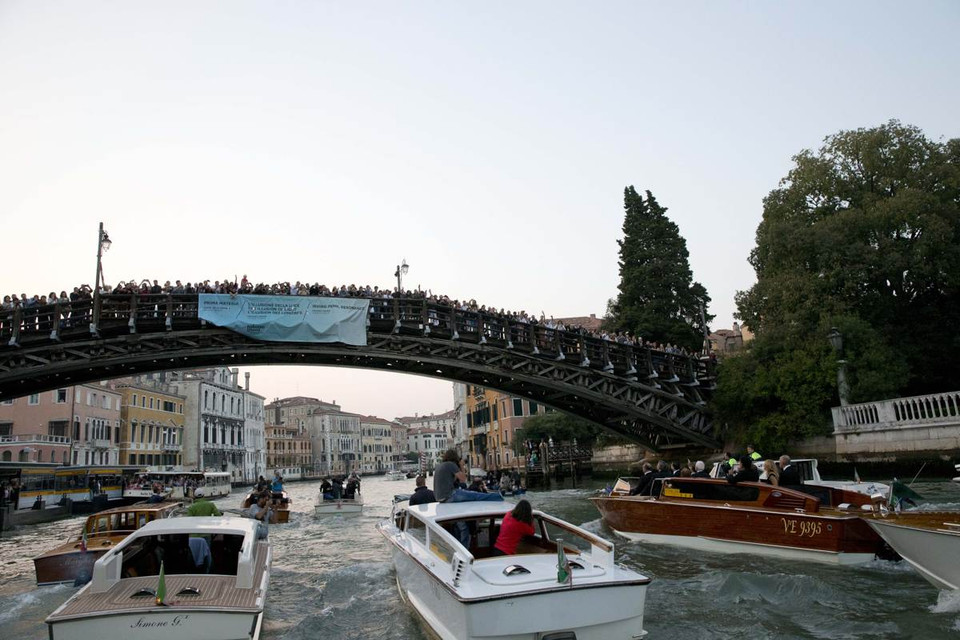 Cánh phóng viên thuê thuyền bám theo George Clooney không rời nửa bước (Nguồn: AFP)