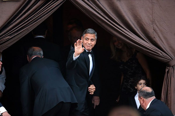 Chú rể vẫy tay đáp lễ người hâm mộ