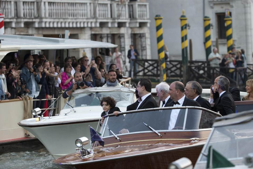 Người hâm mộ đứng chật hai bên bờ kênh để xem đám rước dâu đi bằng taxiboat