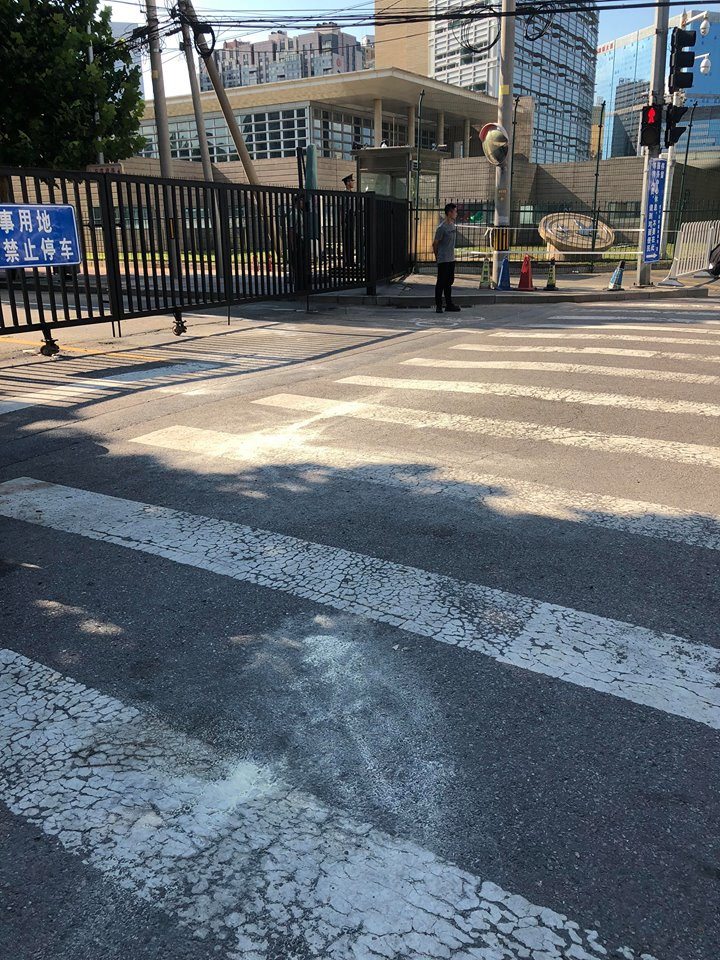 Tuyên bố của cảnh sát đăng trên trang mạng xã hội Weibo nêu rõ: "Khoảng 13 giờ ngày 26/7 theo giờ địa phương, một người đàn ông đã đốt thiết bị pháo hoa tại giao lộ Tianze và Anjialou, gây ra vụ nổ. Vụ nổ chỉ làm cho tay của ông này bị thương, không đe dọa đến tính mạng." (Ảnh: Lương Tuấn/Bắc Kinh)