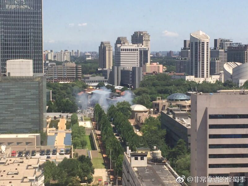 Nhiều người dân địa phương đã nghe thấy tiếng nổ lớn "như sét đánh" gần tòa đại sứ Mỹ cộng với mùi thuốc nổ vương vất trong khoảng 1 giờ đồng hồ.