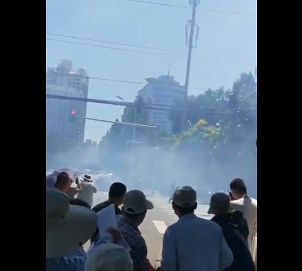 Theo Reuters, cảnh sát đã tiền hành kiểm tra một chiếc xe nằm bên ngoài tòa nhà.