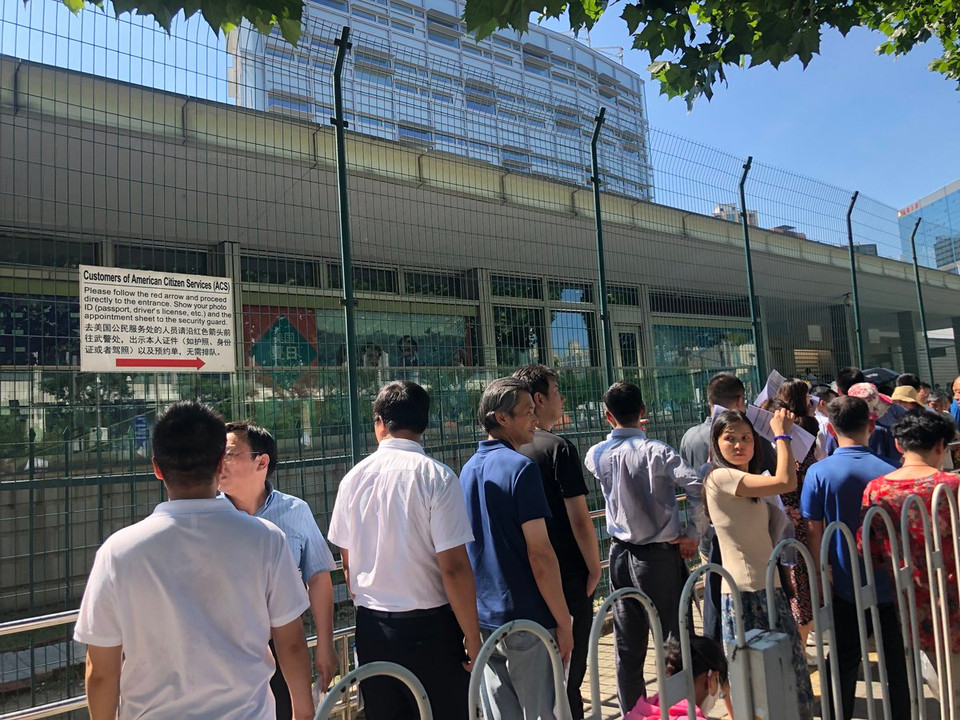 Vụ việc đã thu hút lượng lớn người hiếu kỳ (Ảnh: Twitter)