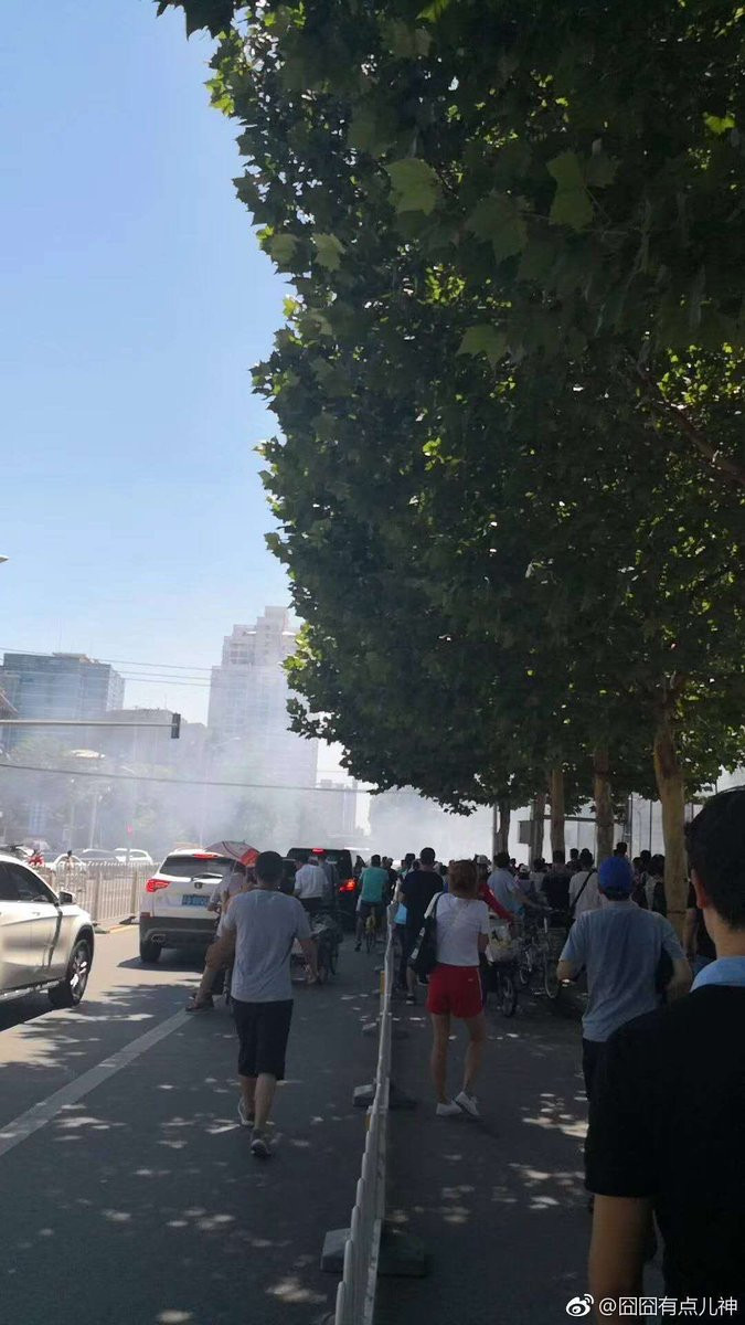 RT dẫn nguồn Hoàn cầu cho biết, một nhân chứng thuật lại rằng một phụ nữ đã đổ xăng lên người tự thiêu. Cảnh sát đã đưa người phụ nữ này ra ngoài, nhưng không xác định vụ này có liên quan tới tiếng nổ lớn hay không.