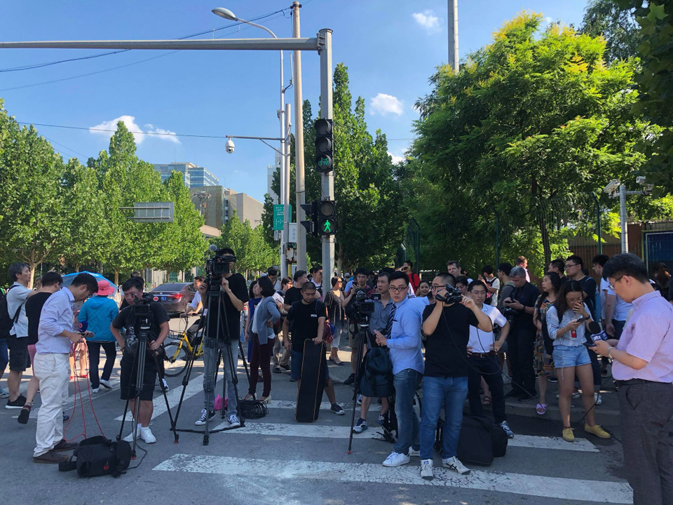 Rất đông phóng viên báo chí nước ngoài đã tới tác nghiệp tại hiện trường (Ảnh: Lương Tuấn/Bắc Kinh)