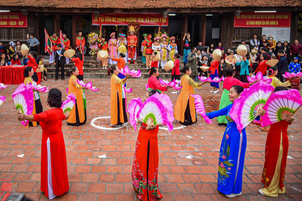 Lễ kén rể tái hiện những công việc thường ngày của cư dân lúa nước, gửi gắm trong đó những ước vọng về một cuộc sống ấm no, mùa màng tươi tốt trong năm mới. (Ảnh: PV/Vietnam+)