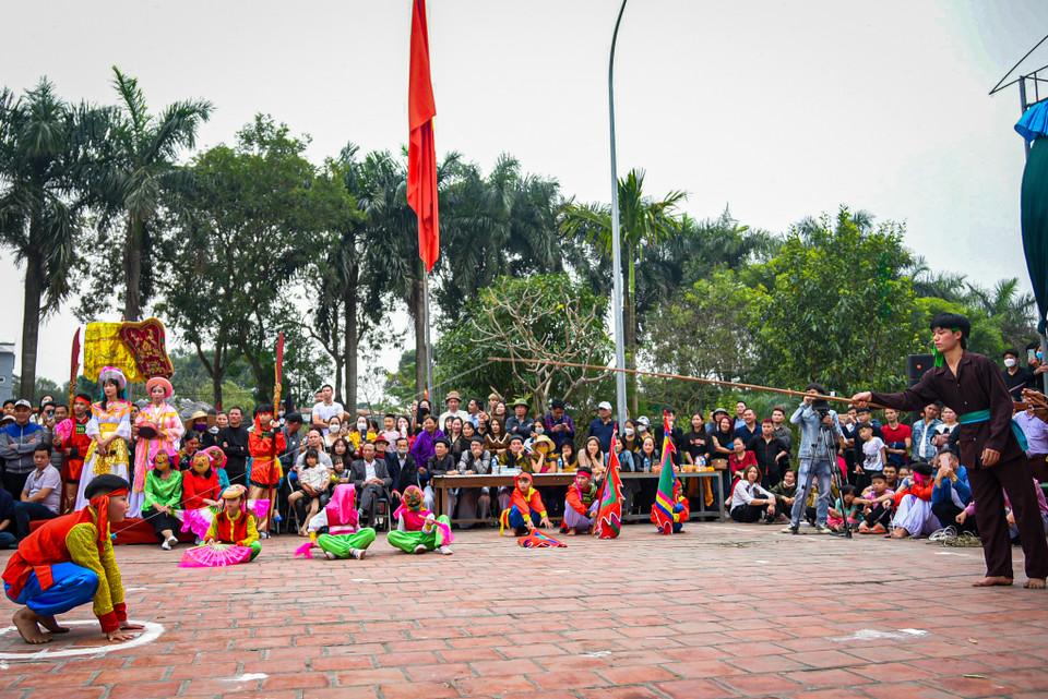 Phần thi tiếp trong lễ hội kén rể là phần thi câu ếch, hai chàng rể phải ra sức dùng tài trí để câu ếch nhanh và chính xác nhất. (Ảnh: PV/Vietnam+)