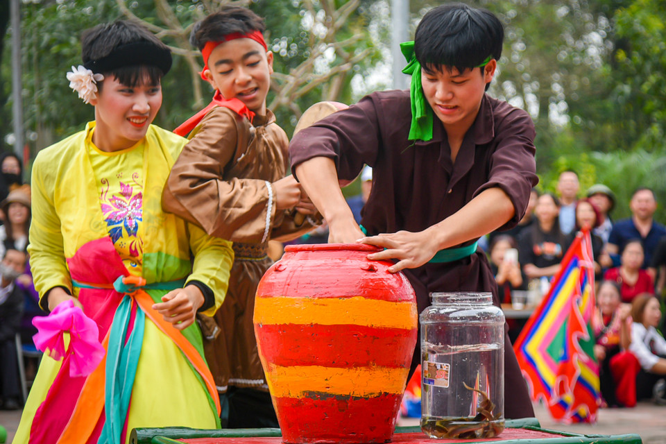 Phần thi cuối cùng là ‘bắt trạch trong chum,’ đây luôn là phần thi hấp dẫn nhất bởi sự khéo léo và nhanh tay, phần thi cũng là một nét văn hóa của người Việt xưa. (Ảnh: PV/Vietnam+)