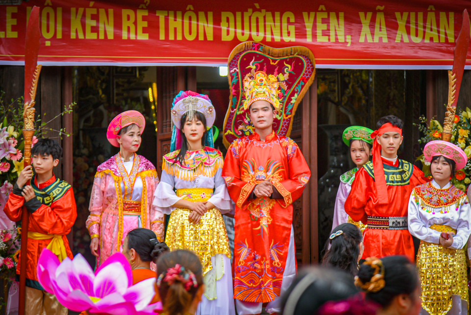 Trải qua 3 phần thi giữa 2 thôn Bắc và thôn Hạ: Thi cày ruộng, câu ếch, bắt trạch trong chum lễ hội đã tìm được người xứng đáng làm phu quân của nữ tướng Lê Hoa, đó là chàng trai 27 tuổi Nguyễn Mạnh Hoàng thuộc thôn Bắc. (Ảnh: PV/Vietnam+)