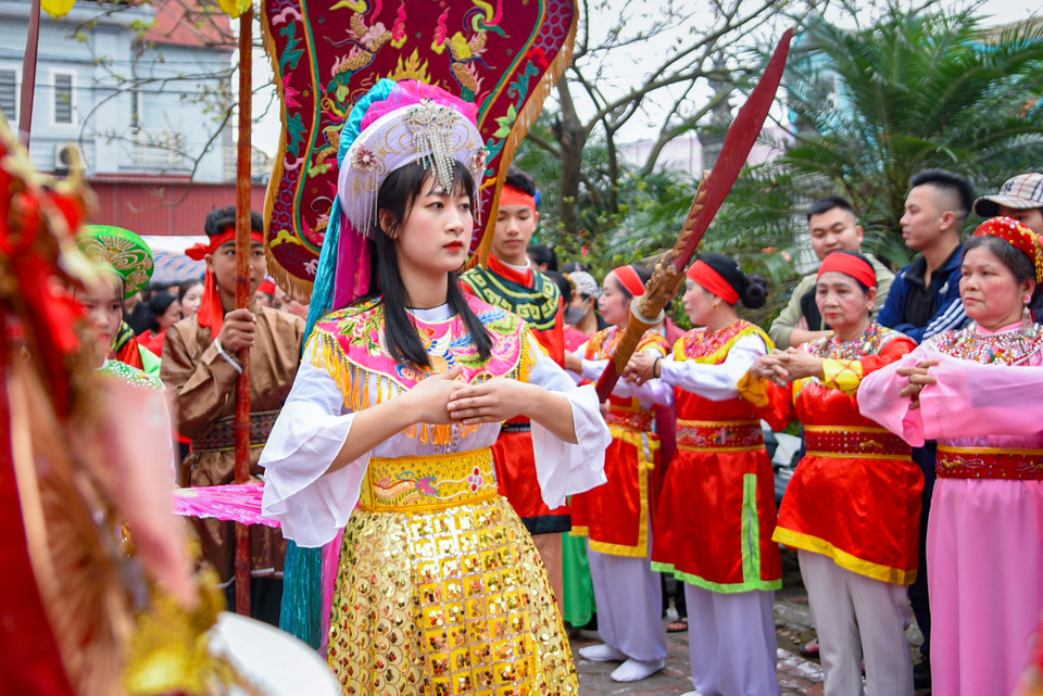 Nguyễn Thị Hường (20 tuổi) đã được các bô lão trong làng lựa chọn để hóa thân thành nữ tướng Lê Hoa. Theo truyền thuyết dân gian, bà Lê Hoa là người có công chữa bệnh cho dân làng Đường Yên nên được dân làng tôn vinh thờ phụng. (Ảnh: PV/Vietnam+)