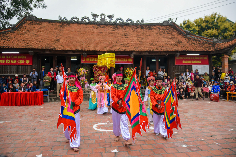 Người dân thôn Đường Yên, xã Xuân Nộn, Đông Anh, Hà Nội đã tổ chức lễ hội ‘kén rể’ truyền thống của làng. Lễ hội này được phục dựng lại từ năm 2001 sau 60 năm thất truyền. (Ảnh: PV/Vietnam+)