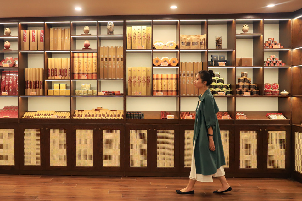 Khu vực giới thiệu các sản phẩm từ trầm hương. Trầm hương không phải tên một loại cây mà là phần gỗ chứa nhiều nhựa thơm được sinh ra từ thân cây dó bầu, mọc nhiều trong những cánh rừng già của Việt Nam. (Ảnh: Hoài Nam/Vietnam+)