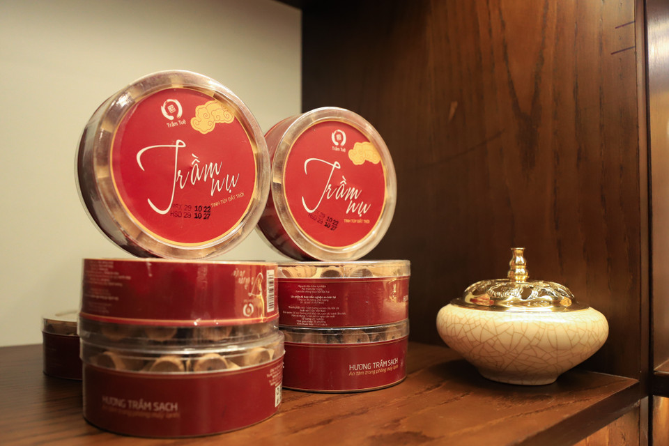 Trầm Tuệ tạo không gian mở để ai cũng có thể nhìn thấy toàn bộ quá trình sản xuất cũng như hiểu về giá trị của trầm, hiểu được lý do vì sao các sản phẩm từ trầm luôn có giá thành cao. (Ảnh: Hoài Nam/Vietnam+)