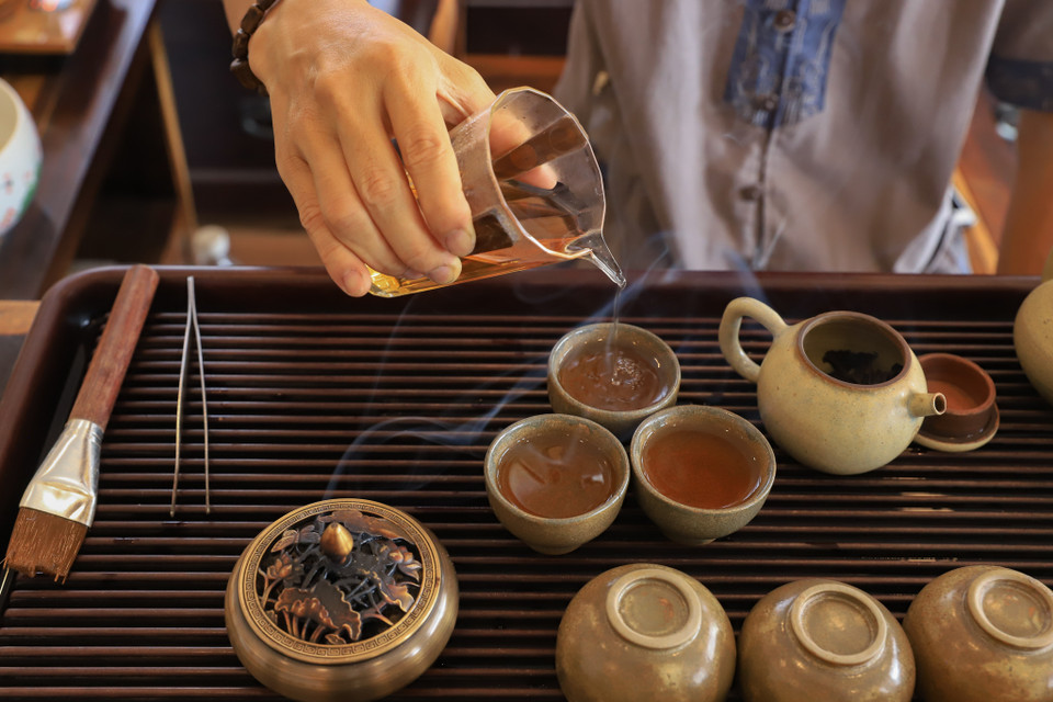 Vứt bỏ xô bồ để lắng lòng, thưởng thức những chén trà, trà cung đình, trà hoa thanh khiết, hòa quyện tuyệt vời với hương của trầm. Trầm có mùi hương dịu nhẹ, thanh mát mang cùng chất đạo với trà. (Ảnh: Hoài Nam/Vietnam+)