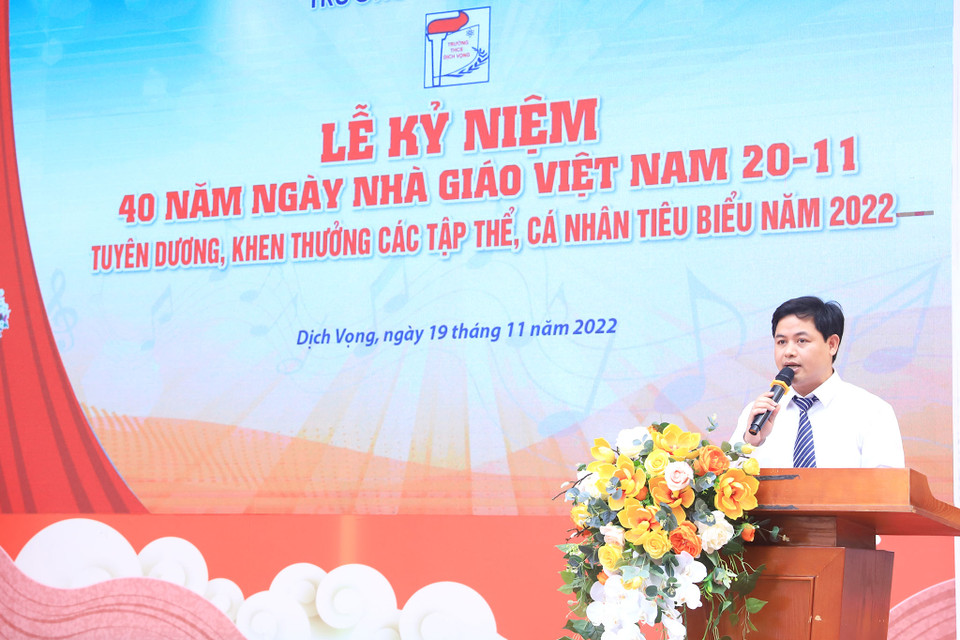 Thầy giáo Lưu Văn Thông -Hiệu trưởng nhà trường gửi lời chúc đến tất cả thầy cô và các em học sinh của nhà trường, đặt mục tiêu phấn đấu hơn nữa trong nâng cao chất lượng giáo dục. (Ảnh: Hoài Nam/Vietnam+)