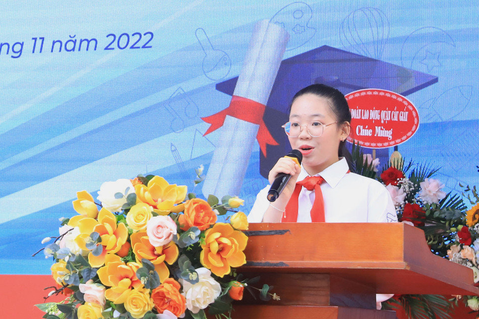Em Lê Hồng Ngọc học sinh lớp 9A11 thay mặt cho gần 2000 học sinh nhà trường gửi lời tri ân sâu sắc tới thầy cô nhà trường. (Ảnh: Hoài Nam/Vietnam+)