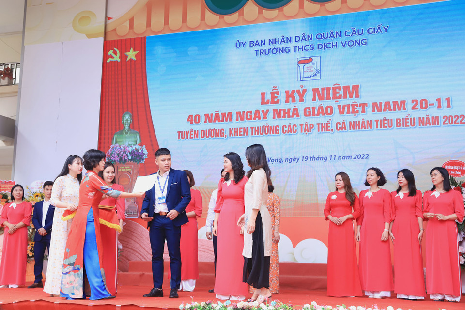 Nhà trường tôn vinh những cá nhân tiêu biểu đã không quản ngại khó khăn, vẫn thầm lặng chèo lái ‘con đò tri thức.’ (Ảnh: Hoài Nam/Vietnam+)