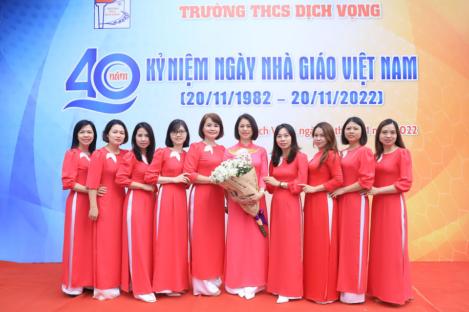 Niềm vui hân hoan của các thầy cô trường Trung học cơ sở Dịch Vọng trong dịp kỷ niệm ngày Nhà giáo Việt Nam. (Ảnh: Hoài Nam/Vietnam+)