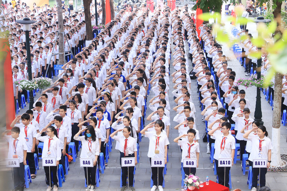 Hòa chung không khí nhân kỷ niệm 40 năm ngày Nhà giáo VIệt Nam, trường Trung học cơ sở Dịch Vọng (Cầu Giấy, Hà Nội) long trọng tổ chức lễ kỷ niệm tôn vinh sự đóng góp của thầy cô cho sự nghiệp giáo dục. (Ảnh: Hoài Nam/Vietnam+)