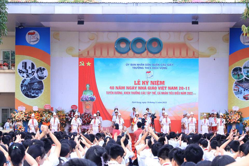 Ngày Nhà giáo Việt Nam được tổ chức hằng năm nhằn tôn vinh ‘những người lái đò thầm lặng,’ đây cũng là dịp để học trò bày tỏ lòng biết ơn đến thầy cô. (Ảnh: Hoài Nam/Vietnam+)