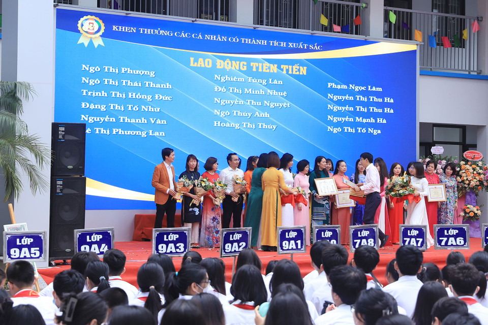 Trường Trung học cơ sở Thành Công (Ba Đình, Hà Nội) khen thưởng thầy cô có thành tích xuất sắc trong sự nghiệp trồng người. (Ảnh: Hoài Nam/Vietnam+)