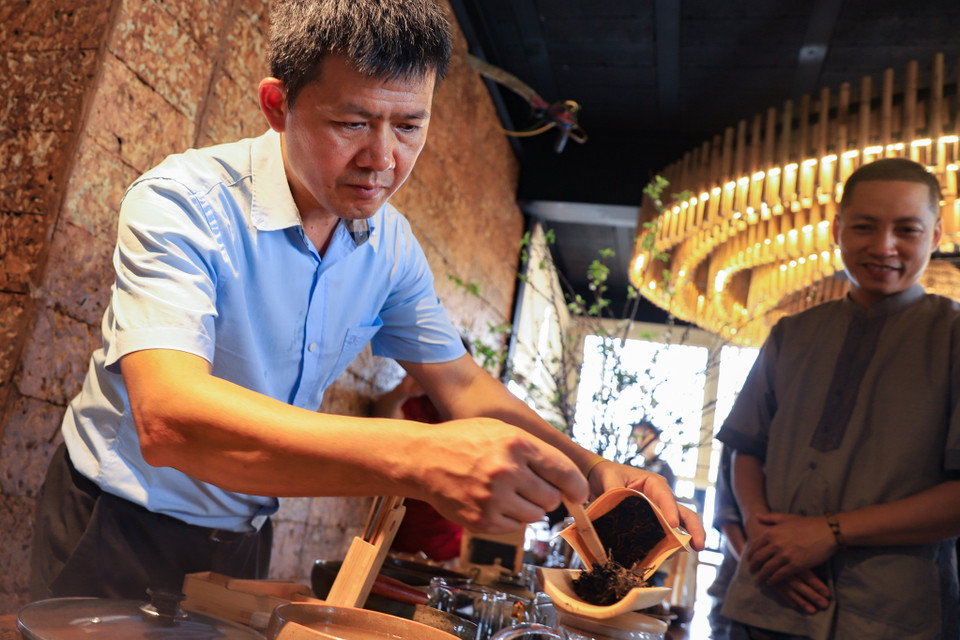 Bên cạnh đó, không gian thưởng trà cũng là một nét đẹp trong đời sống văn hóa của người dân Việt Nam. Hương trà quyện hòa cùng bầu không khí ấm áp dường như không thể thiếu trong mỗi gia đình. (Ảnh: Hoài Nam/Vietnam+)