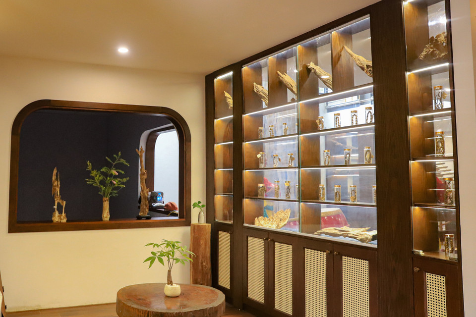 Tầng 1 của Trúc Lâm Quán Tuệ (Đông Anh, Hà Nội) là không gian trưng bày trầm cảnh, phòng đón khách quốc tế và phòng chế tác trang sức. Nơi đây Trầm Tuệ sẽ chia sẻ những kiến thức về trầm hương. (Ảnh: Hoài Nam/Vietnam+)