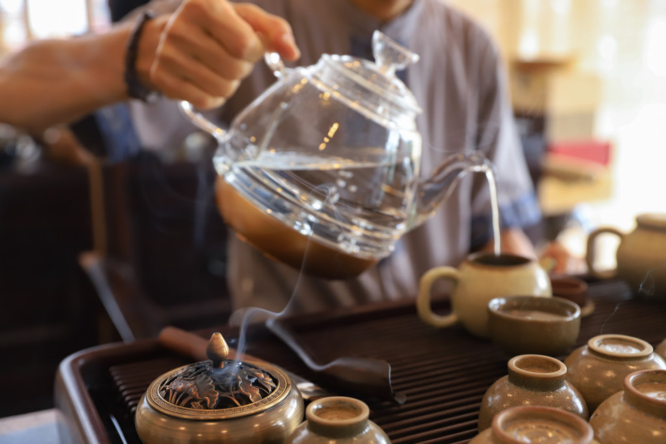Bên chén trà, con người có thể chiêm nghiệm ra nhiều điều mới mẻ của cuộc sống, làm cho đời sống tinh thần thêm phong phú. Hương thơm của trà cũng được chắt lọc từ tinh túy của trời đất nên mang hương sắc khác biệt. (Ảnh: Hoài Nam/Vietnam+)