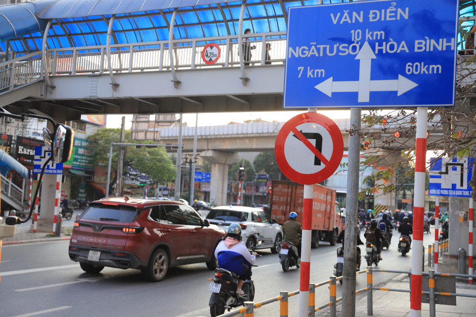 Từ đường Lê Trọng Tấn đi đường Quang Trung, cấm các phương tiện rẽ trái tại nút giao để đi đường Quang Trung hướng về cầu Trắng (Hà Đông). (Ảnh: Hoài Nam/Vietnam+)