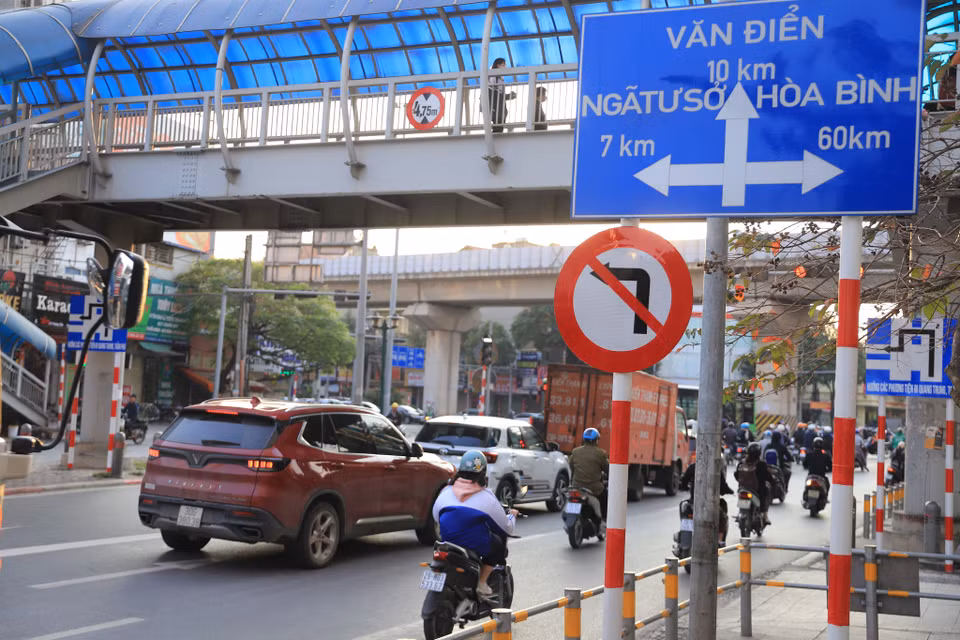 Từ đường Lê Trọng Tấn đi đường Quang Trung, cấm các phương tiện rẽ trái tại nút giao để đi đường Quang Trung hướng về cầu Trắng (Hà Đông). (Ảnh: Hoài Nam/Vietnam+)