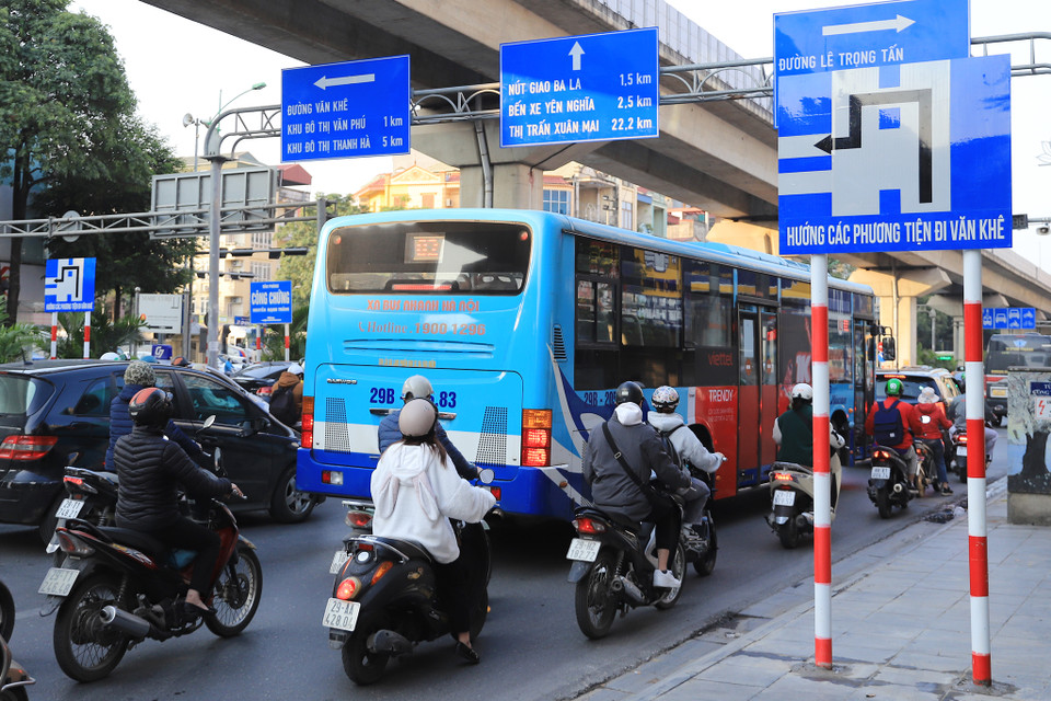 Ngoài ra, thành phố cũng điều chỉnh tổ chức giao thông cho các phương tiện đi thẳng tại nút giao, cấm các phương tiện từ đường Quang Trung rẽ trái trực tiếp sang Văn Khê. (Ảnh: Hoài Nam/Vietnam+)