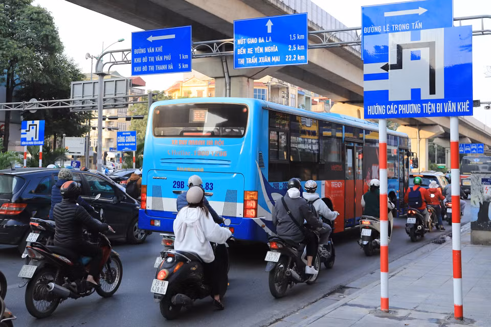 Ngoài ra, thành phố cũng điều chỉnh tổ chức giao thông cho các phương tiện đi thẳng tại nút giao, cấm các phương tiện từ đường Quang Trung rẽ trái trực tiếp sang Văn Khê. (Ảnh: Hoài Nam/Vietnam+)