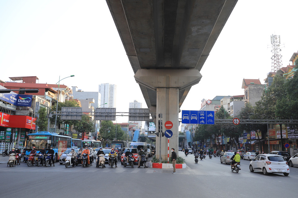 Đồng thời, cơ quan chức năng cũng điều chỉnh, tổ chức giao thông cho các phương tiện đi thẳng qua nút quay đầu tại điểm mở dải phân cách giữa đường Quang Trung giao với đường Văn La, quận Hà Đông. (Ảnh: Hoài Nam/Vietnam+)