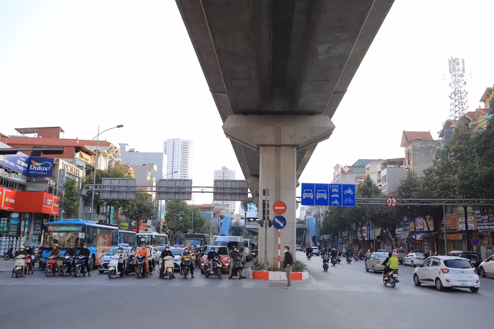 Đồng thời, cơ quan chức năng cũng điều chỉnh, tổ chức giao thông cho các phương tiện đi thẳng qua nút quay đầu tại điểm mở dải phân cách giữa đường Quang Trung giao với đường Văn La, quận Hà Đông. (Ảnh: Hoài Nam/Vietnam+)