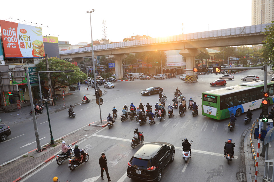 Từ ngày 25/2 đến ngày 25/3, các phương tiện từ Quang Trung hướng về Yên Nghĩa đi đường Văn Khê, Lê Trọng Tấn đi Quang Trung hướng về Cầu Trắng sẽ bị cấm rẽ trái tại nút giao này. (Ảnh: Hoài Nam/Vietnam+)