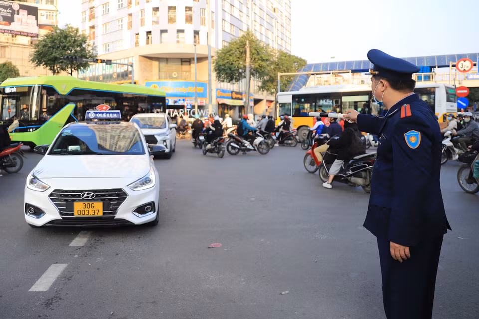 Lực lượng chức năng có mặt sáng nay 25/2 để tuyên truyền cũng như hướng dẫn người dân di chuyển theo cách phân luồng mới. (Ảnh: Hoài Nam/Vietnam+)