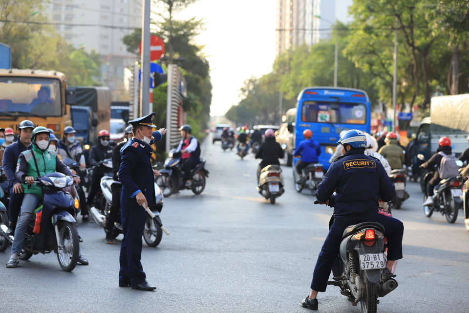Điều chỉnh tổ chức giao thông cho các phương tiện đi thẳng tại nút giao, quay đầu trên đường Văn Khê để hướng về Quang Trung thay vì rẽ trái trực tiếp như trước đó. (Ảnh: Hoài Nam/Vietnam+)